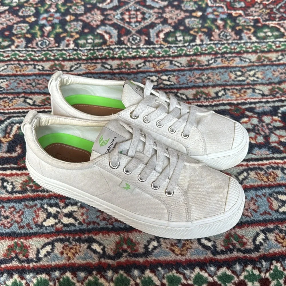 Cariuma Low Top Canvas Sneaker  - Size 8